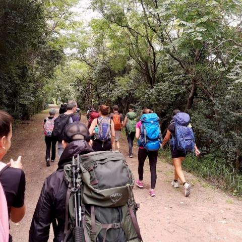 con mochilas en la reserva Costanera Sur