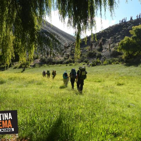 andando trekking vuelta al chani