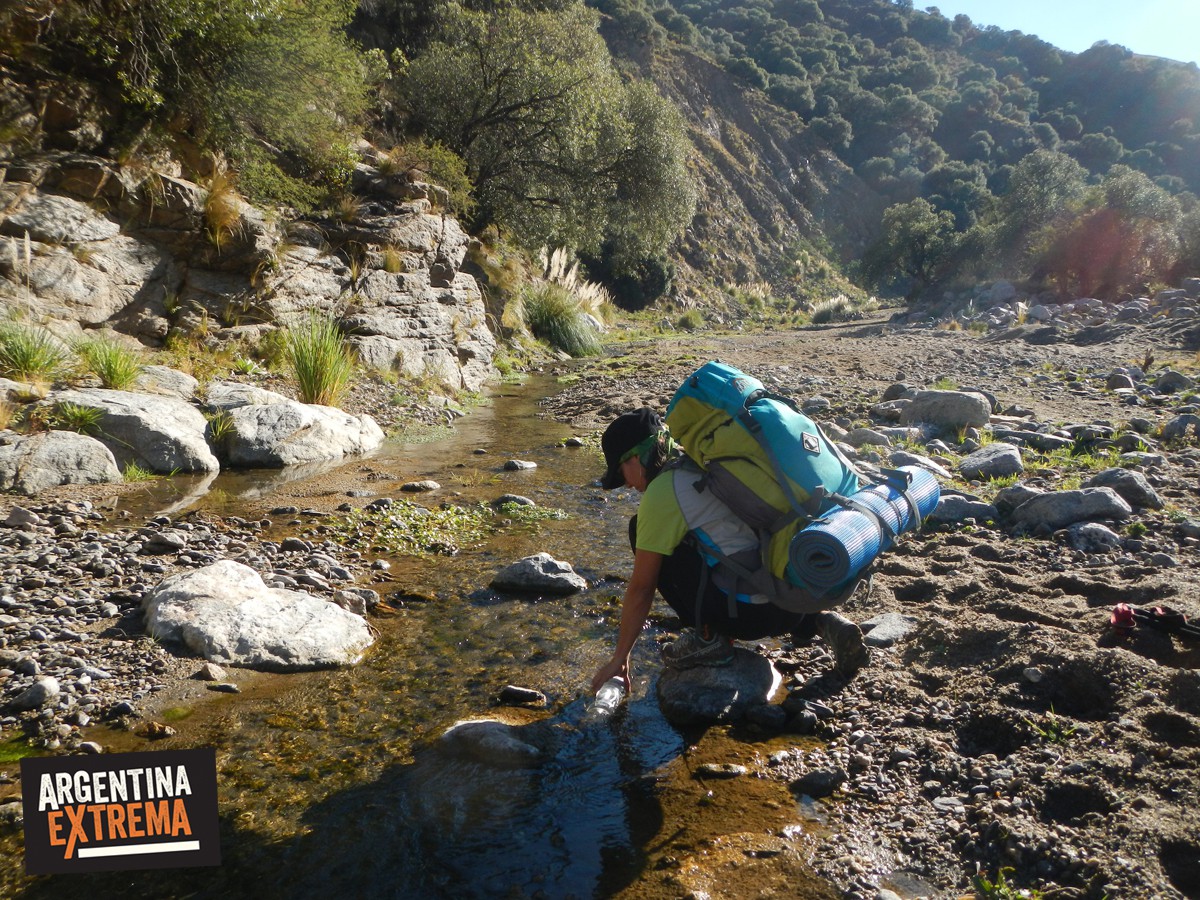 cargar agua arroyo mochila de trekking trekking 