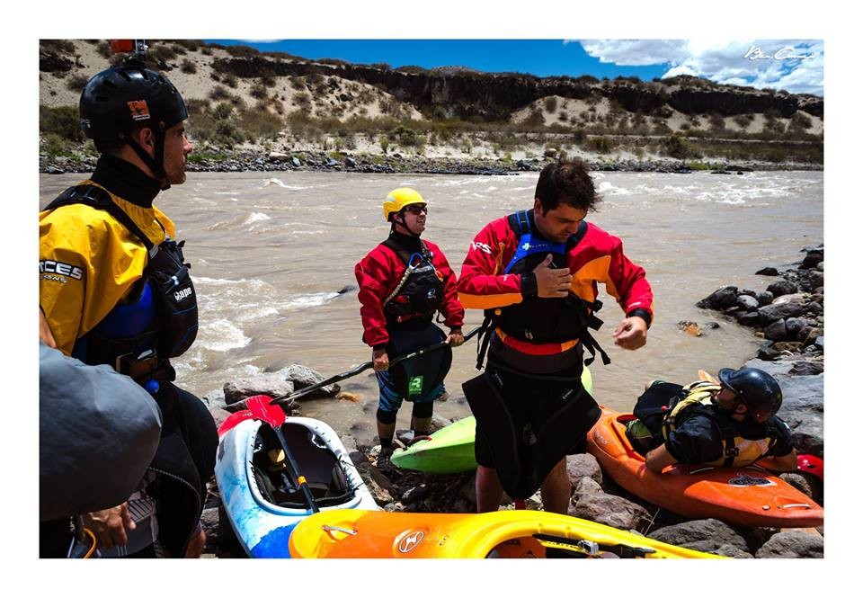 clinica de iniciacion al kayaking de aguas blancas669