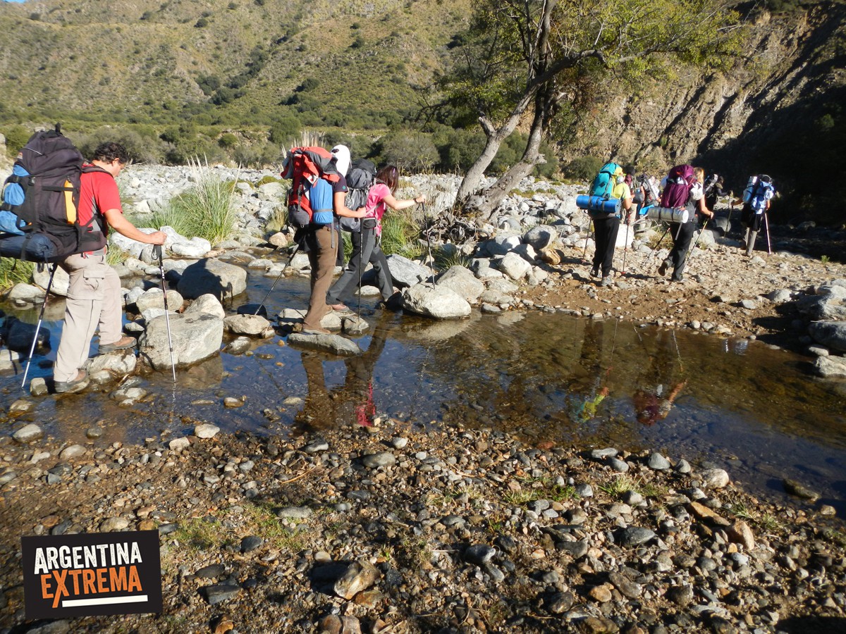 cruce arroyo trekking sierras de san luis