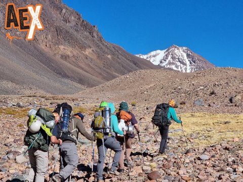 Aproximación al campo base - Pico 4 al fondo
