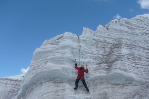 práctica de escalada en hielo recreativa