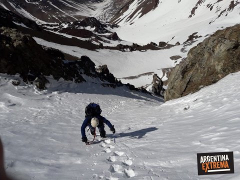 ascendiendo el corredor hacia la cumbre del Peñas Coloradas