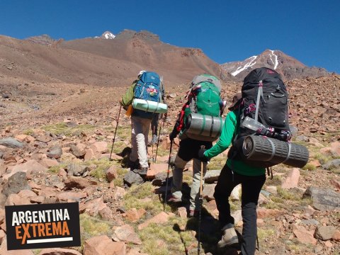 Trekking hacia el campo base por el Arroyo Fiero
