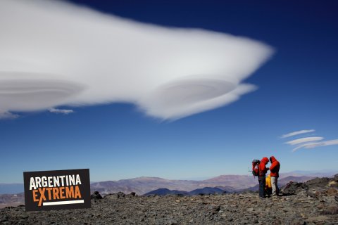 Nubes sobre un festejo de cumbre en el volcan San Francisco 