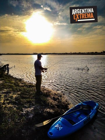 Atardecer, pesca y kayak sobre el Rio Corrientes