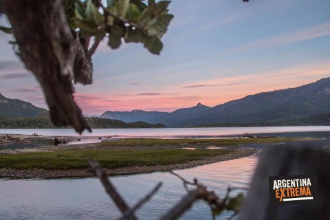 Atardecer sobre el Lago Lacar - Cruce de los Andes en MTB
