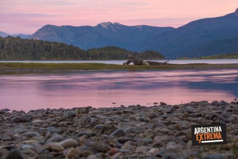 Atardecer sobre el Lago Lacar - Cruce de los Andes en Bicicleta