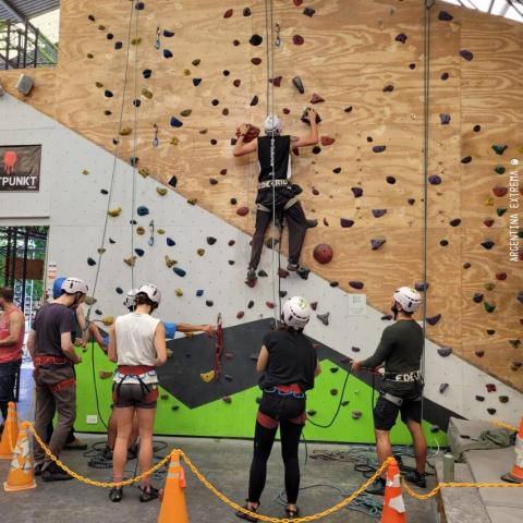 Curso de escalada básico en muro artificial - 3 clases
