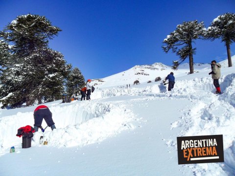 Curso de Iniciación al montañismo invernal - Escalada en Hielo - Trekking en nieve