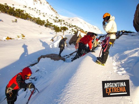 Curso de Iniciación al montañismo invernal - Escalada en Hielo - Trekking en nieve
