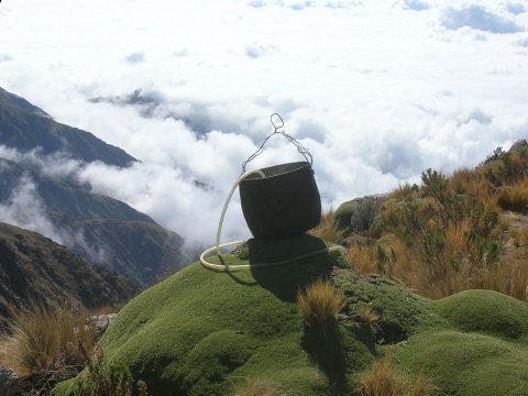 carga de agua con manguera en vertiente
