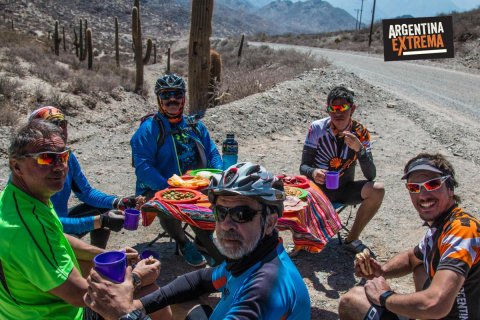 Reponiendo fuerzas en el Camino - Ruta 40 - Cicloturismo